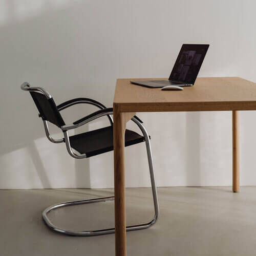 kaboompics_wooden-desk-laptop-home-office-minimalist-warm-minimal-28782